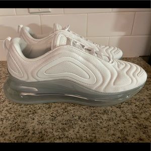 Air Max 720 'Metallic
Platinum' AO2924-100